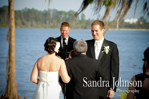 Best Lakeside wedding at Paradise Cove in Orlando, Florida - Wedding photographer - Sandra Johnson (SJFoto.com)